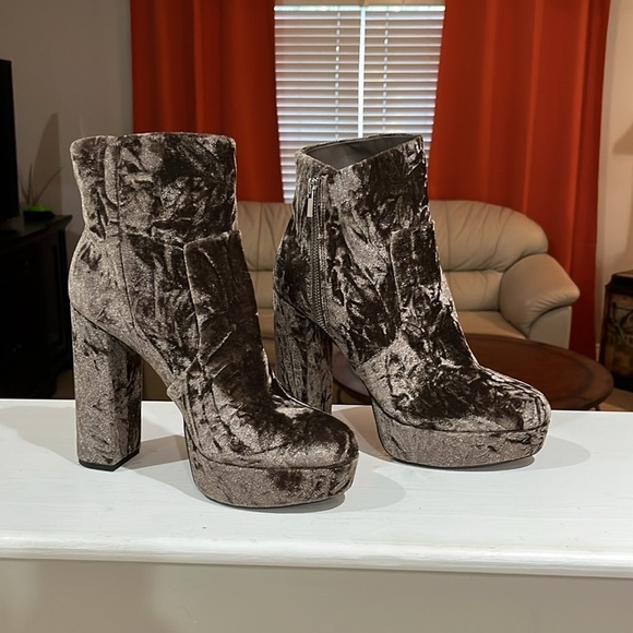 GIANNI BINI  Didier Velvet Platform Block Heel Booties Size 9.5 - Picture 2 of 8